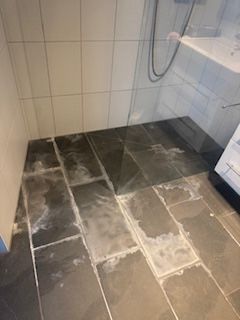 Bodenfliesen im Sanitärbereich vor der Grundreinigung