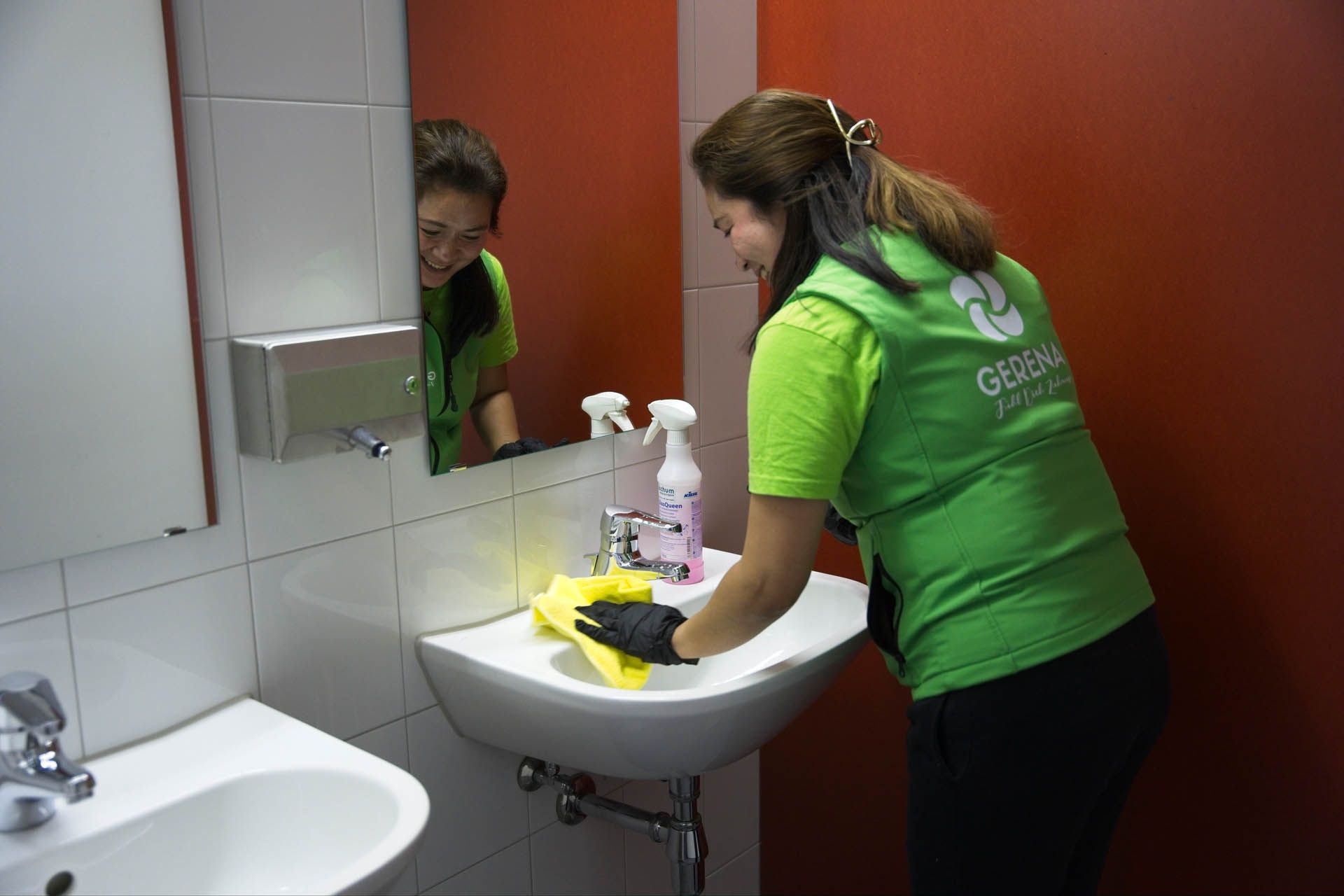 Hygieneaufbereitung eines Sanitärbereichs durch eine Mitarbeiterin von gerena